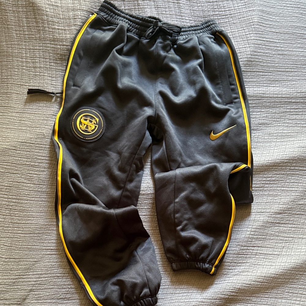 Nike Kids NBA Golden State Warriors Black Joggers with Yellow Accents